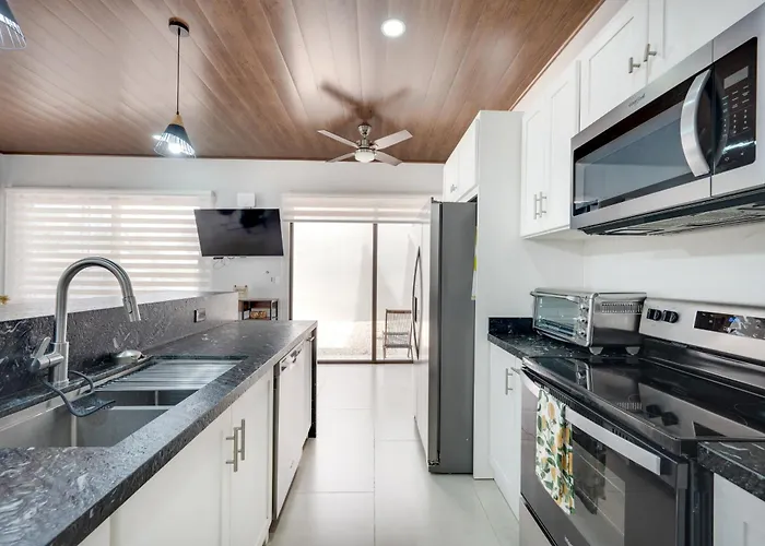 3 Mi To Playa Avellana! Modern W/ Pool Access *